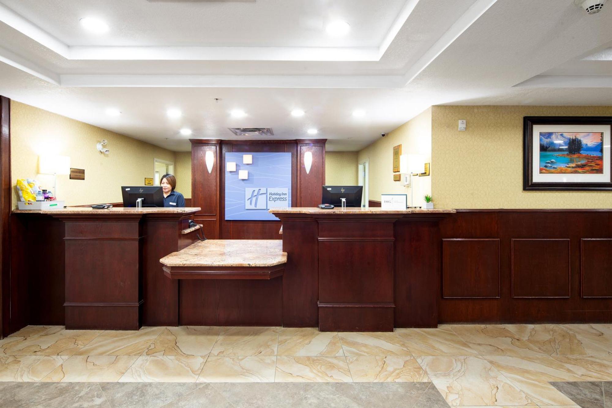 Holiday Inn Express Hotel & Suites Edson By Ihg Exterior foto