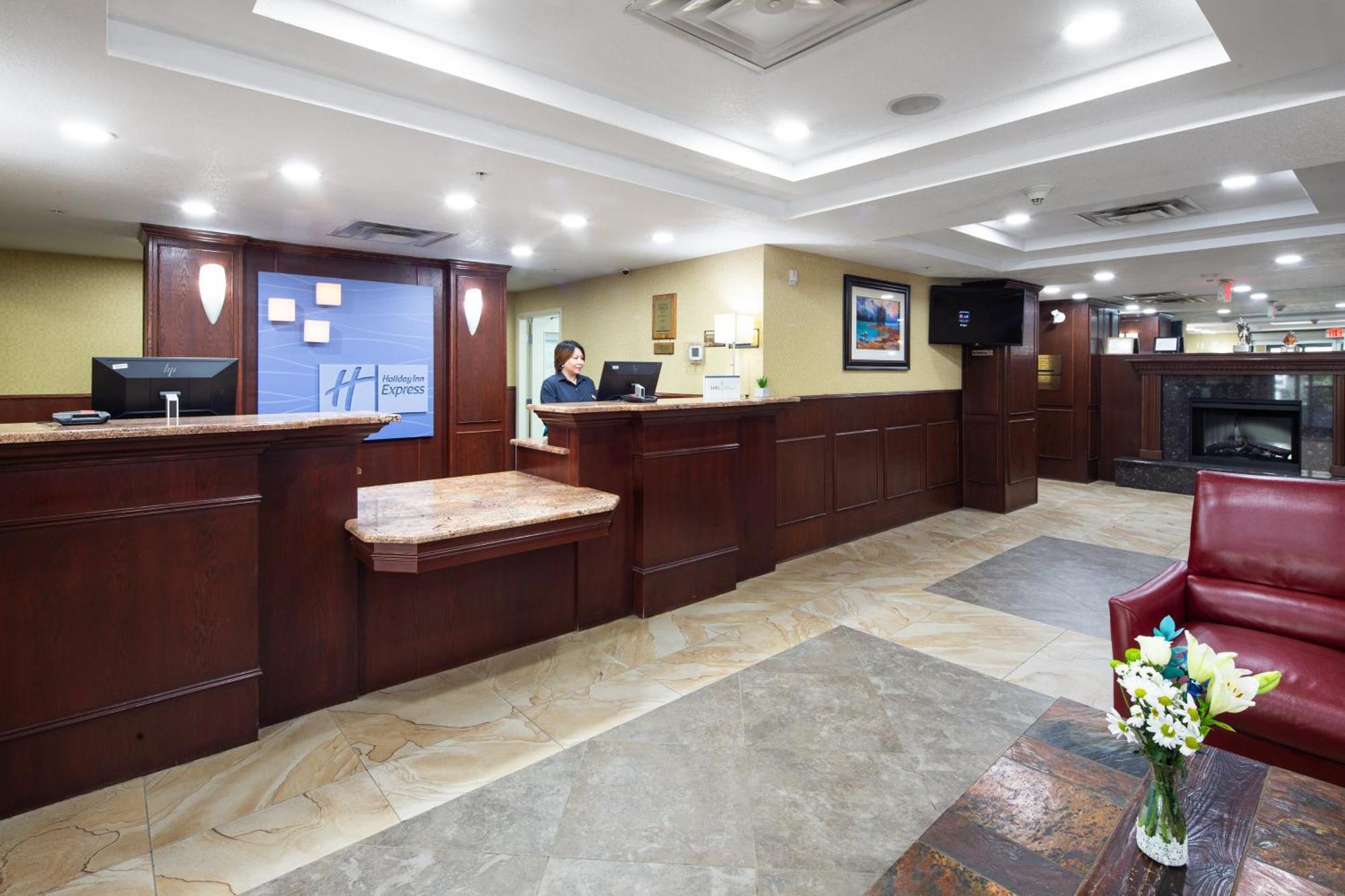 Holiday Inn Express Hotel & Suites Edson By Ihg Exterior foto