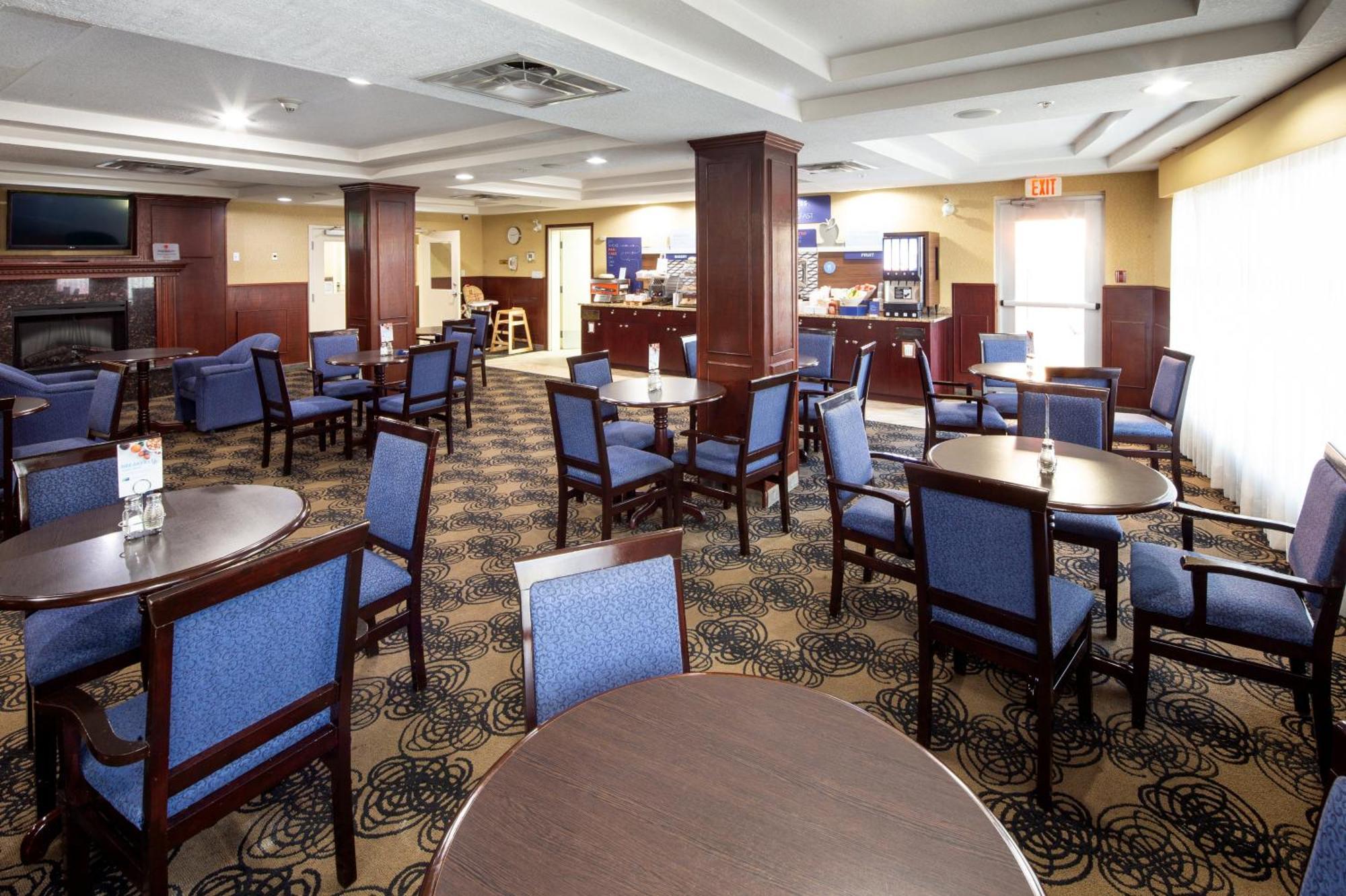 Holiday Inn Express Hotel & Suites Edson By Ihg Exterior foto